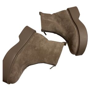 Boots Sz 9 Taupe Portland. Excellent condition